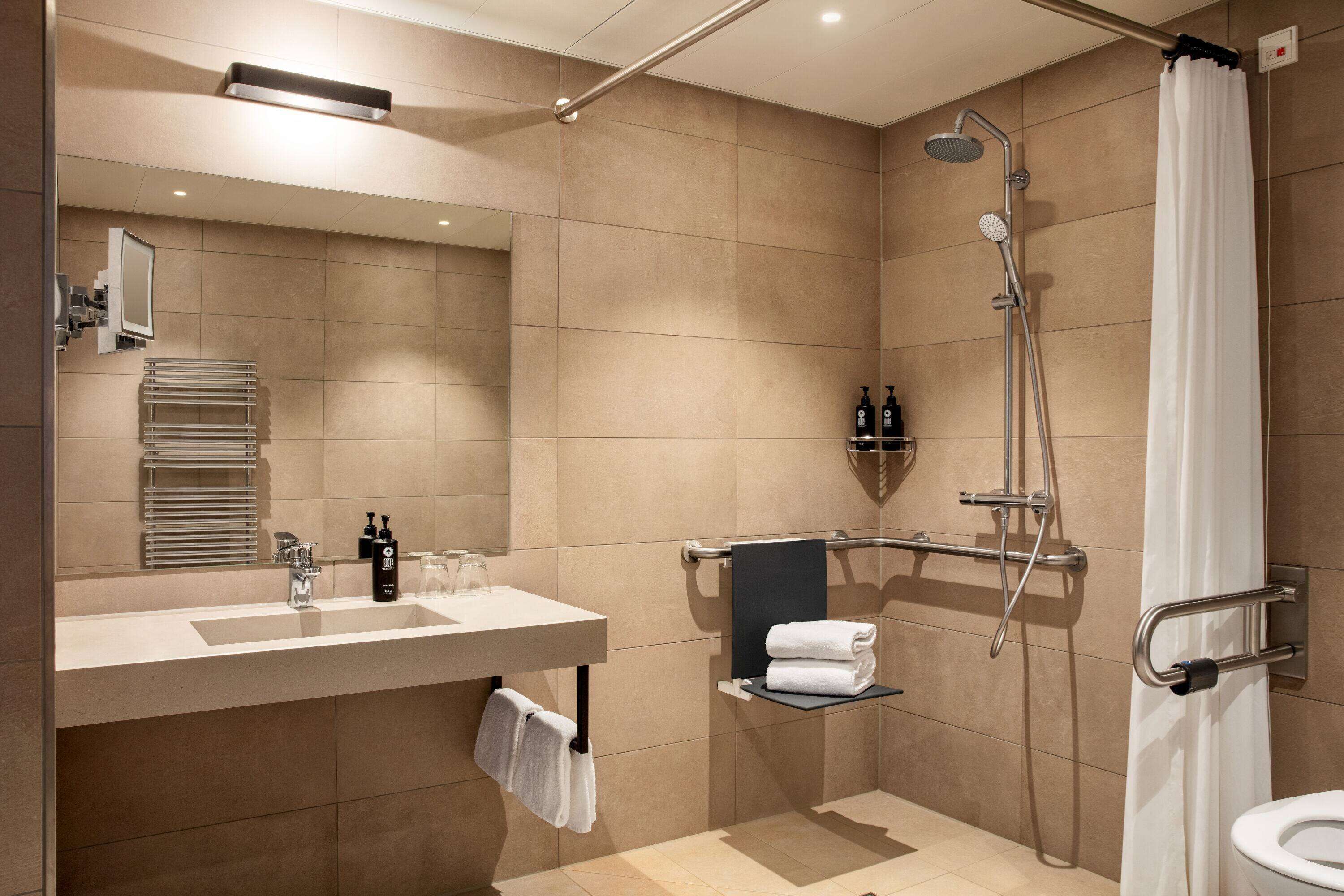 room, 2 single beds, accessible | accessible bathroom