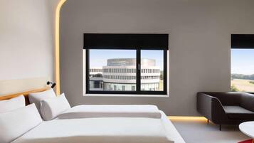 Signature-Studio | Zimmersafe, Schreibtisch, laptopgeeigneter Arbeitsplatz