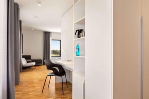 Executive tweepersoonskamer | Een kluis op de kamer, een bureau, een laptopwerkplek