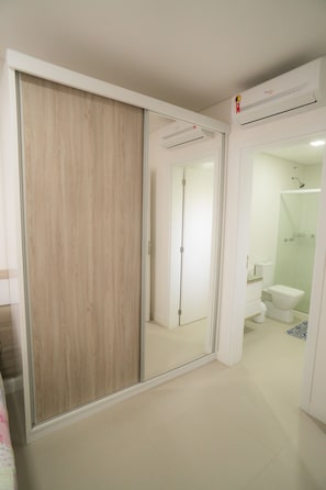 Apartment, 2 Bedrooms | Bathroom | Shower, hair dryer, towels - Praia dos Ingleses Belo Recanto da Ilha (Florianópolis)