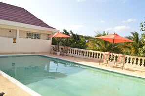 Außenpool, Sonnenschirme, Liegestühle