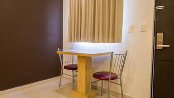 Habitación doble tradicional, 2 camas Queen size | Ropa de cama hipoalergénica, escritorio y tabla de planchar con plancha