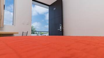 Ropa de cama hipoalergénica, escritorio y tabla de planchar con plancha