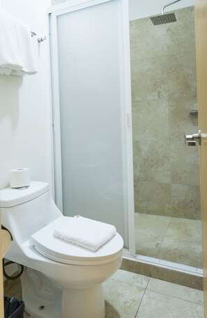Ducha, artículos de tocador gratuitos, toallas