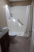 Produtos de toalete grátis, secador de cabelo, toalhas de banho