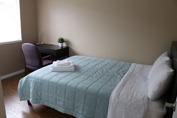 A bedroom with a bed, a desk, a chair, and a window. - Quiet Clean and Comfortable Room (Seattle)