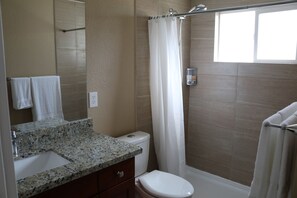 Comfort-dobbeltværelse - 1 kingsize-seng - privat badeværelse - stueetage | Badeværelse | Gratis toiletartikler, hårtørrer, håndklæder