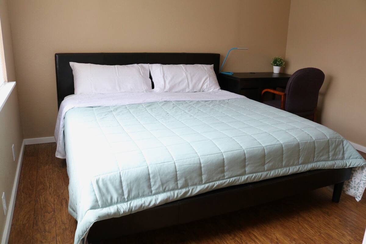 Comfort-Doppelzimmer, 1 King-Bett, eigenes Bad, Erdgeschoss | Schreibtisch, kostenloses WLAN, Bettwäsche