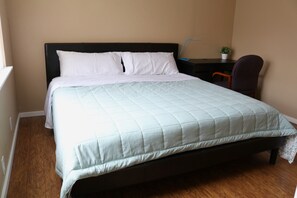 Habitació doble Comfort, 1 llit de matrimoni gran, bany privat, planta baixa | Escriptori, wifi gratuïta i roba de llit 