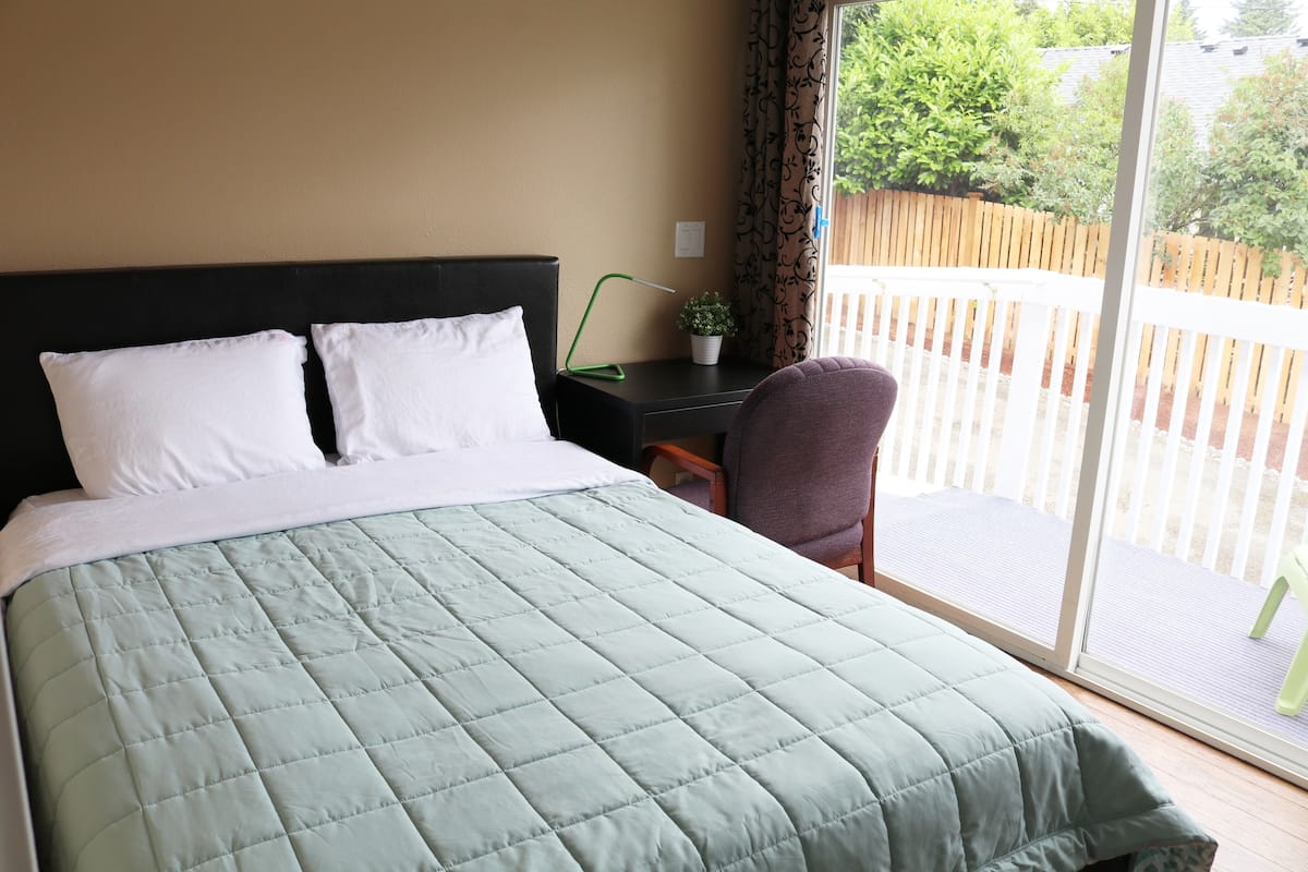 City Double Room, 1 Queen Bed, Private Bathroom, Ground Floor | Desk, free WiFi, bed sheets