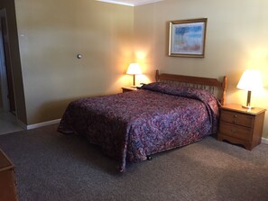 Standard Room, 1 Bedroom, Accessible, Non Smoking | Rollaway beds, free WiFi, bed sheets - Colonial Hotel-Motel (Buckhannon)