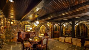 In-room dining - Dover Hall (Manakin-Sabot)