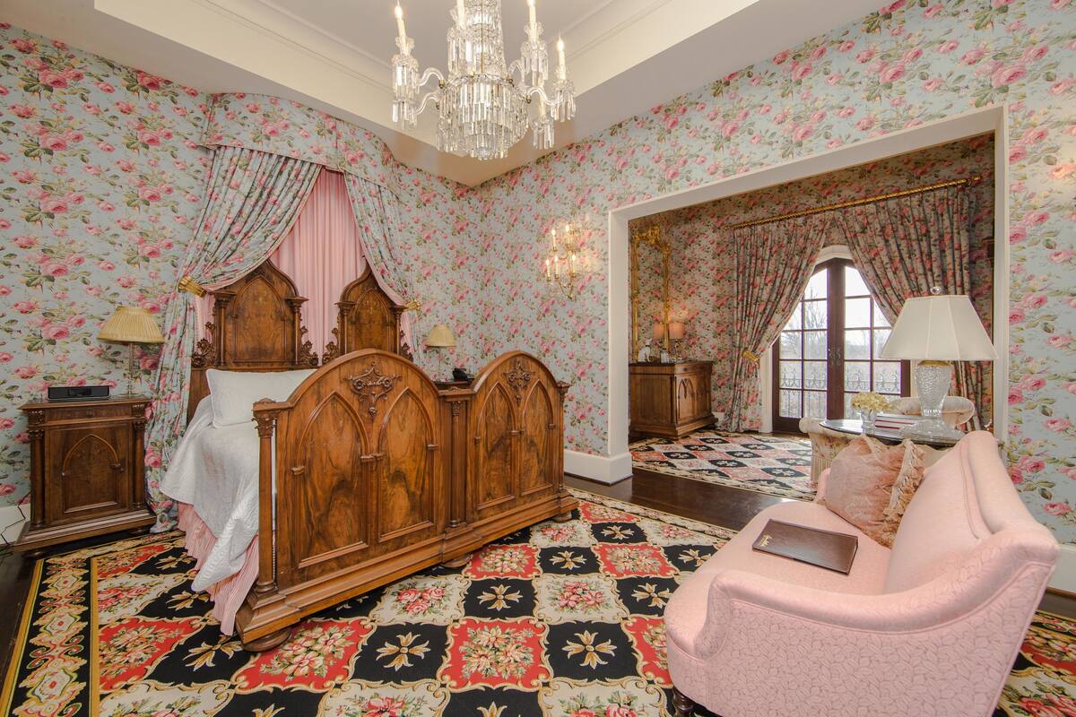 Queen Mary | Laptop workspace, iron/ironing board (on request), free WiFi