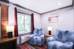 Suite, 1 Katil Raja (King), Non Smoking (Jacuzzi Tub) | 1 bilik tidur, katil lipat simpan/tambahan, Wi-fi percuma, cadar katil 