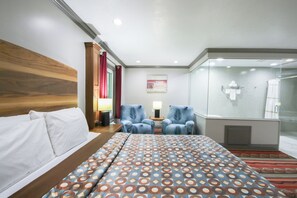 Suite, 1 King Bed, Non Smoking (Jacuzzi Tub) | Rollaway beds (surcharge), WiFi (free), bed sheets - Hotel Arthur (Glenwood)