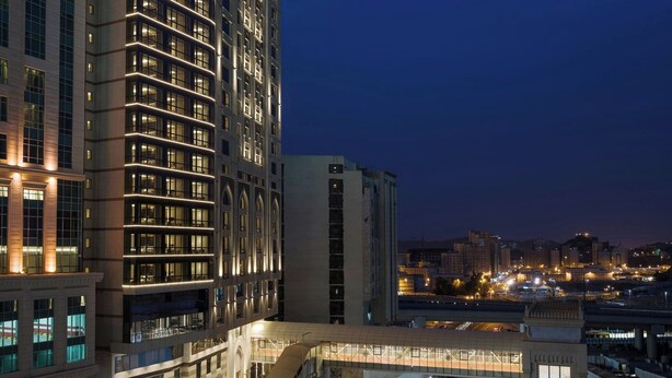 Un hotel moderno de gran altura, con varios pisos y una entrada destacada.