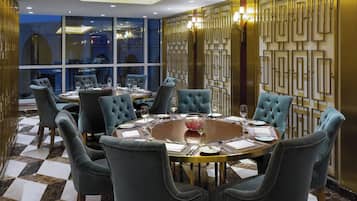 2 restaurantes, café da manhã, local e internacional