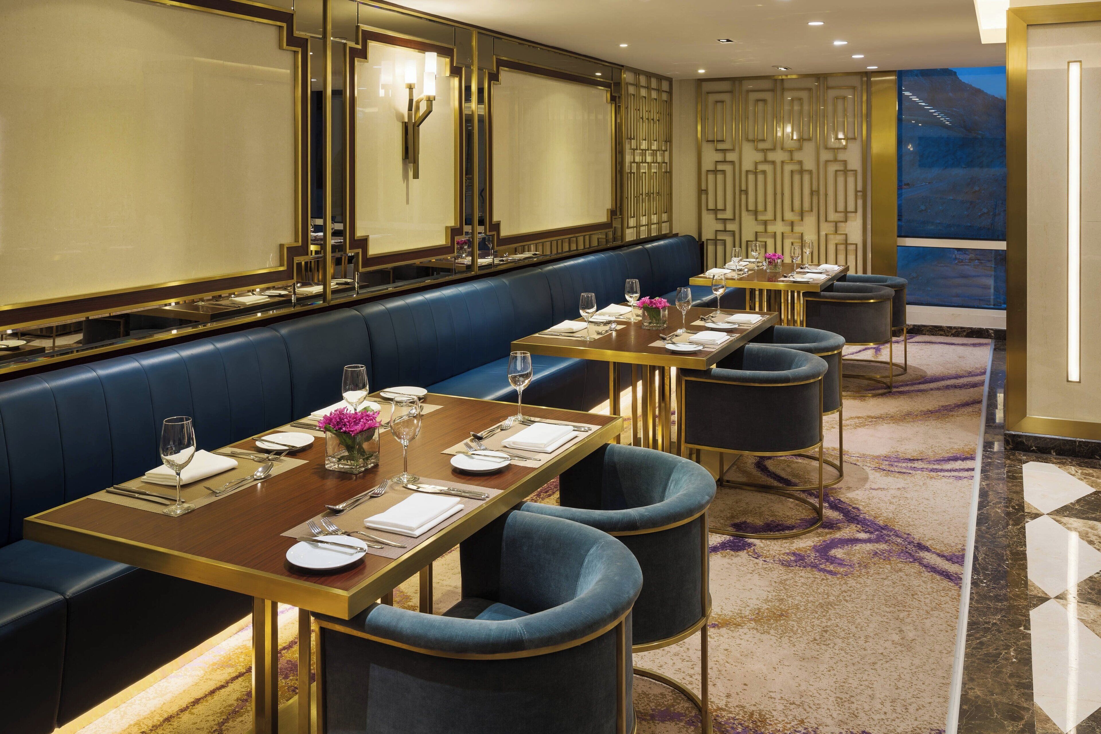 2 restaurants, breakfast, lunch served; local and international cuisine