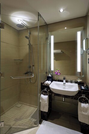 Habitación superior, 2 camas individuales, para no fumadores | Baño | Amenidades de baño de diseñador, secadora de cabello, pantuflas