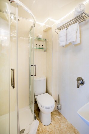 Shower, hair dryer - Linton Hotel (Luton)