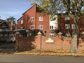 Front of property - Linton Hotel (Luton)