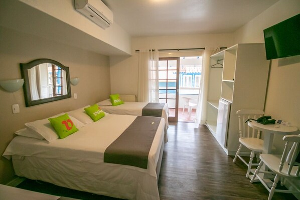 Habitación cuádruple Deluxe | Minibar, wifi gratis, ropa de cama