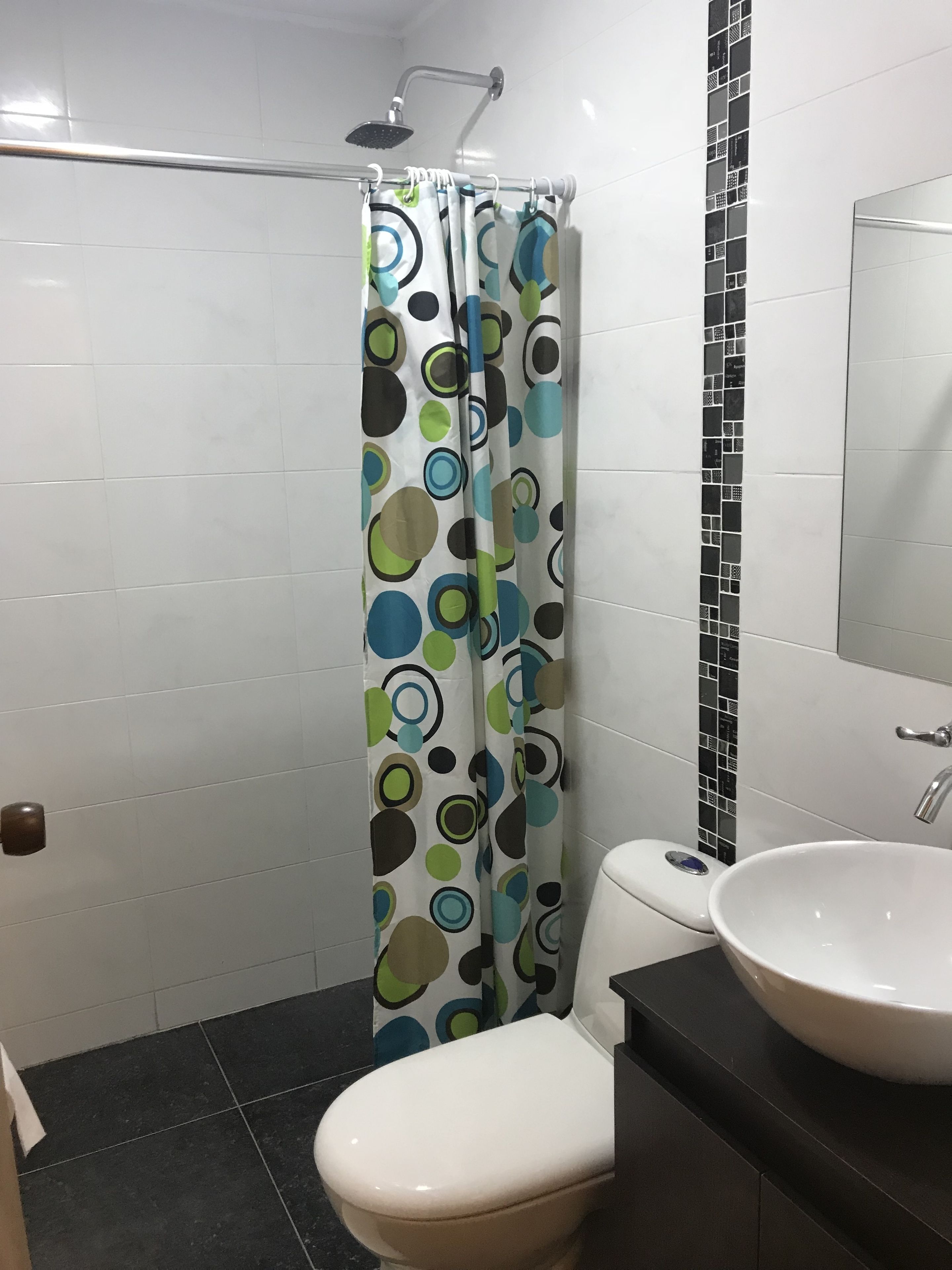 Habitación triple, accesible para personas con discapacidad | Baño | Ducha, artículos de higiene personal gratuitos, toallas y jabón
