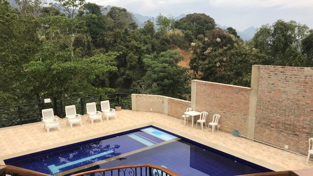 Piscina com vista para uma paisagem montanhosa.