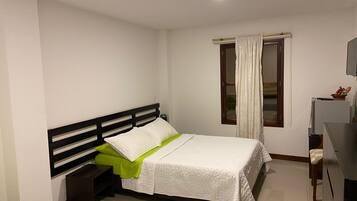 Habitación triple, con acceso para personas discapacitadas | Tabla de planchar con plancha, wifi gratis y ropa de cama