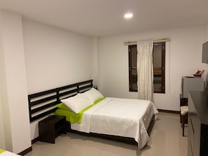 Triple Room, Accessible | Iron/ironing board, free WiFi, bed sheets, wheelchair access - Hotel Casa Chente (San Juan de Río Seco)