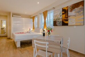 Studio Superior - 1 kingsize-säng med bäddsoffa | Sängtillbehör av högsta kvalitet, minibar, unika möbler och skrivbord
