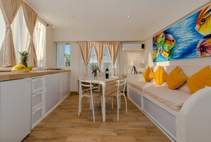 高级开间, 1 张特大床和 1 张沙发床 | 起居区 | 平板电视