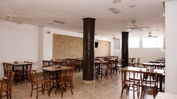 Café da manhã com buffet grátis todos os dias