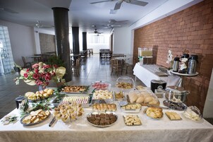 Ókeypis morgunverðarhlaðborð daglega