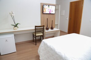 Een bureau, een strijkplank/strijkijzer, gratis wifi, beddengoed