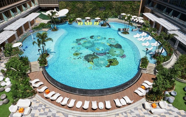 Outdoor pool, pool loungers - Hilton Manila Newport World Resorts (Pasay)