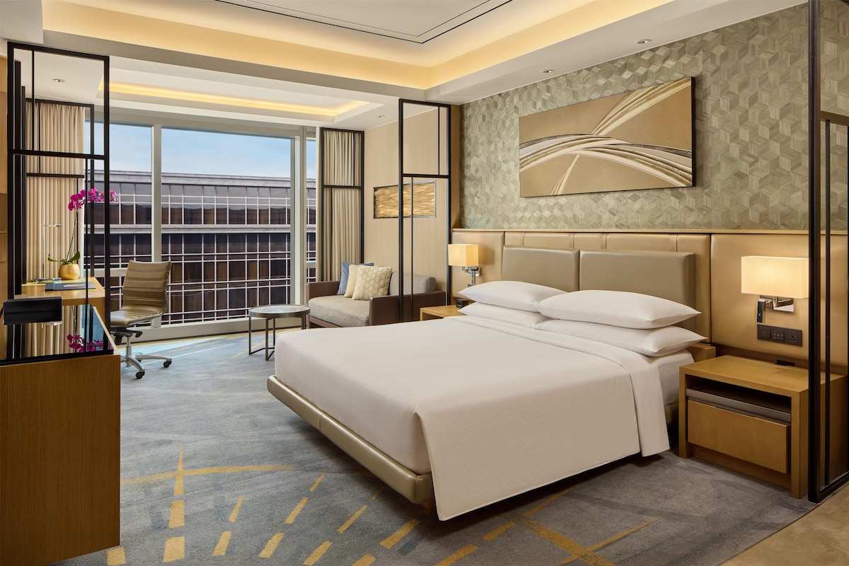 Room, 1 King Bed | Premium bedding, down comforters, pillowtop beds, minibar