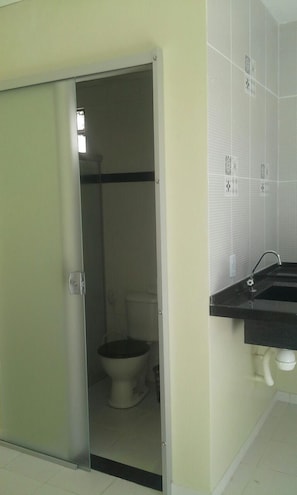 Habitación estándar | Baño | Regadera, secadora de cabello, toallas