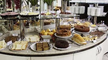 Café da manhã com buffet grátis todos os dias