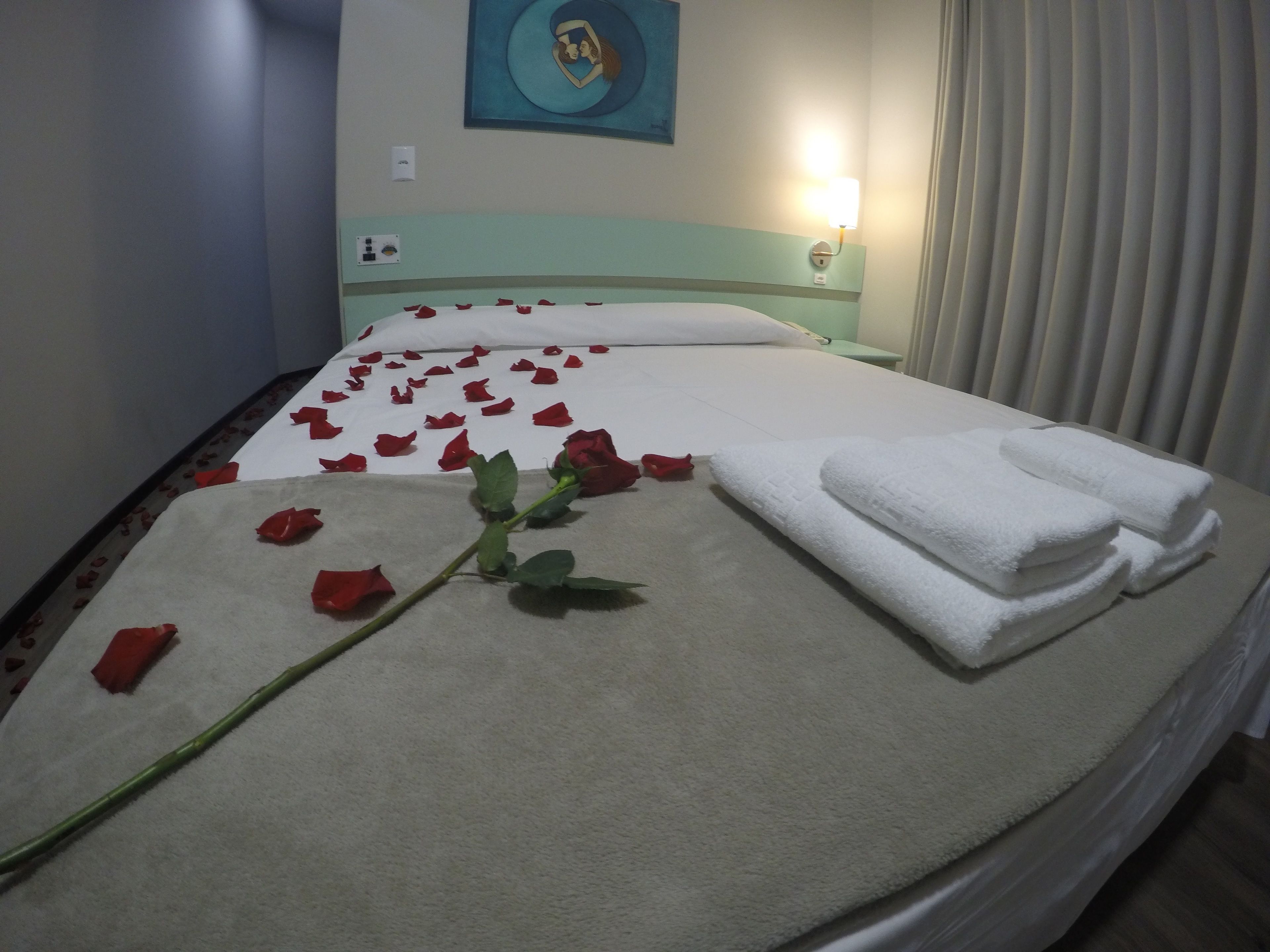 华丽双人房 | 迷你吧、办公桌、遮光窗帘、免费 WiFi