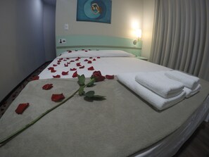 Dobbeltrom – deluxe | Minibar, skrivebord, blendingsgardiner og wi-fi (inkludert)