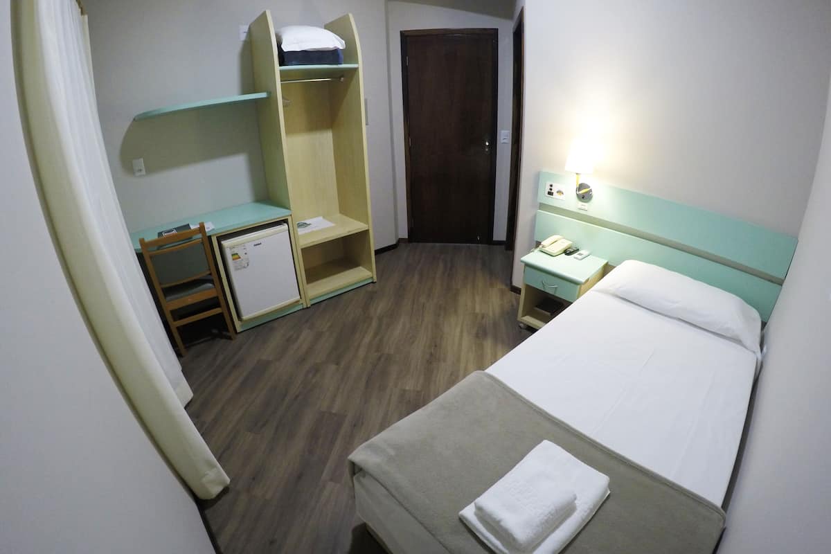 Minibar, una scrivania, tende oscuranti, Wi-Fi gratuito