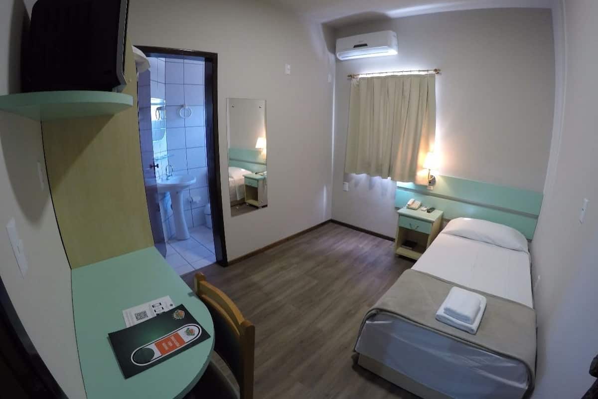Singola Standard | Minibar, una scrivania, tende oscuranti, Wi-Fi gratuito