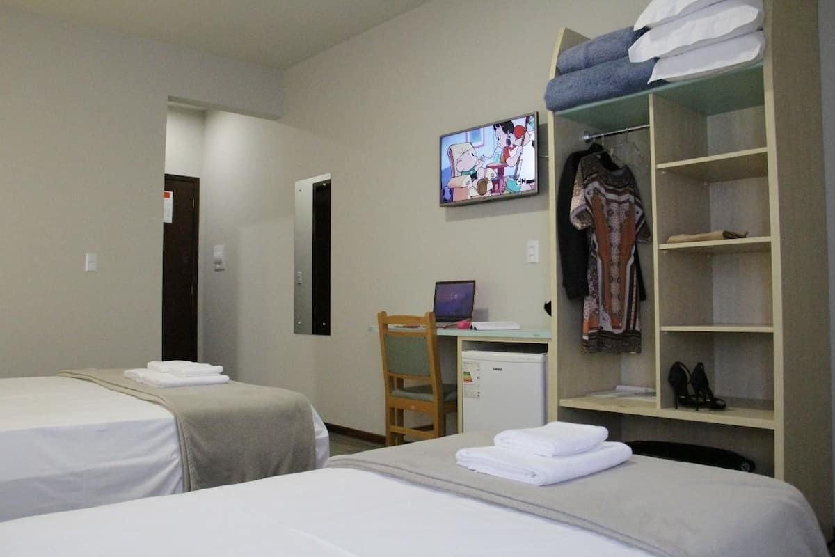 Minibar, una scrivania, tende oscuranti, Wi-Fi gratuito