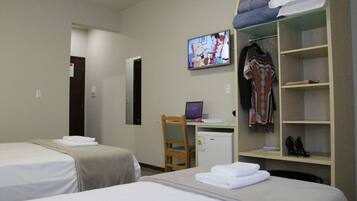 Minibar, escritorio, cortinas opacas y wifi gratis