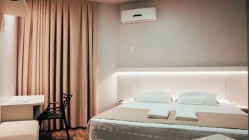 Suite de lujo, no fumadores | Ropa de cama hipoalergénica, colchones con acolchado adicional, minibar