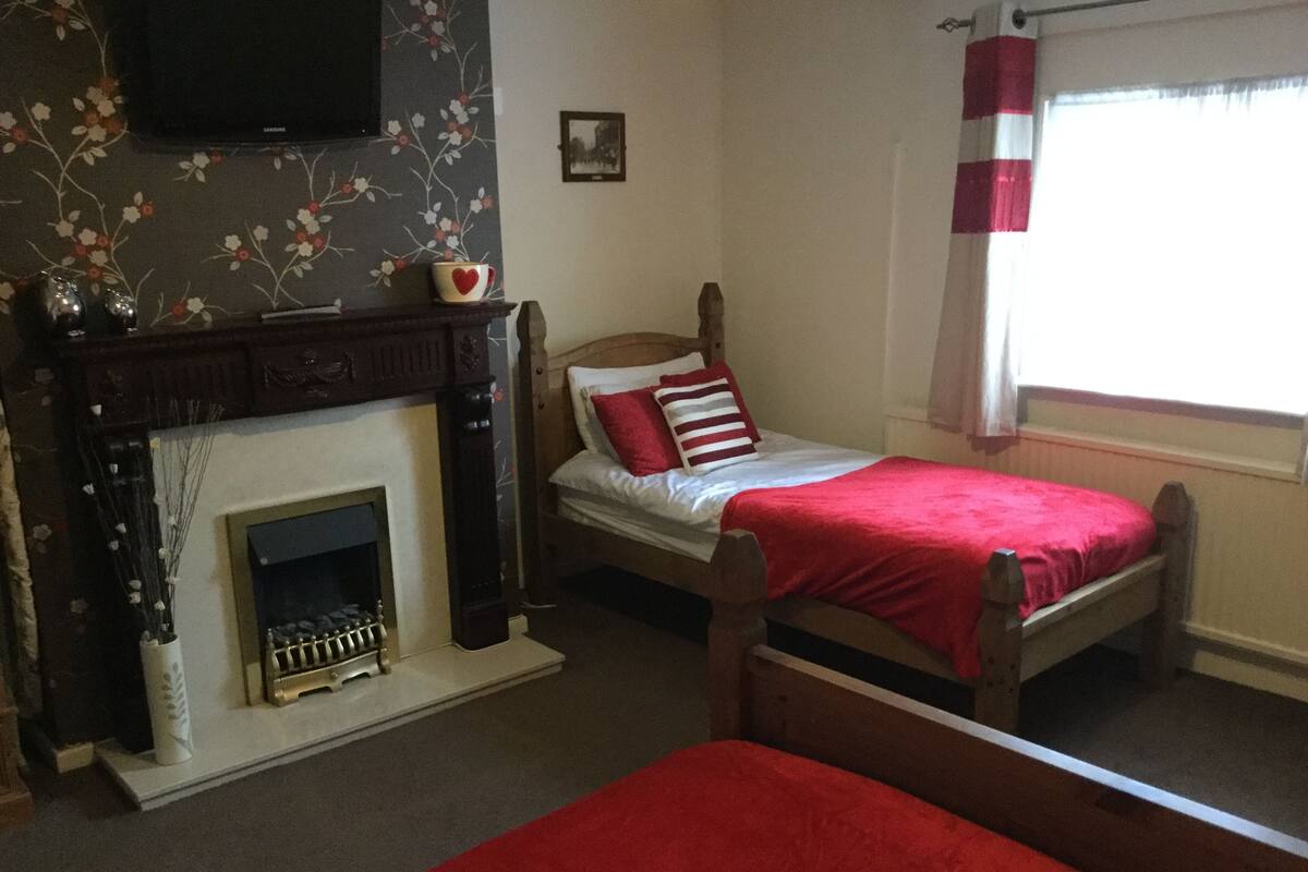 Twin Room | WiFi (free), bed sheets