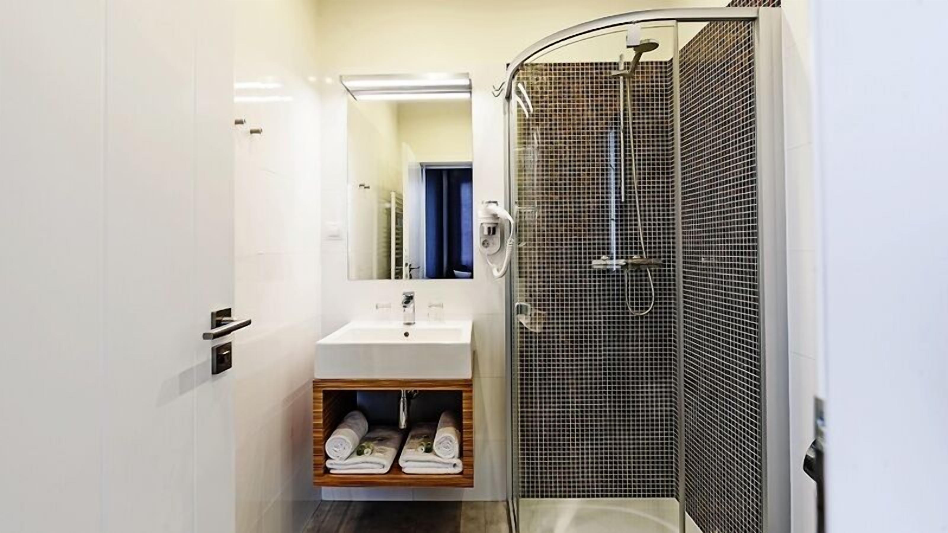 Comfort Apartment, City View (Balcony) | Bathroom | Shower, free toiletries, hair dryer, towels