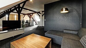 Loft Deluxe (Terrace) | Área de sala de estar | Televisión de pantalla plana