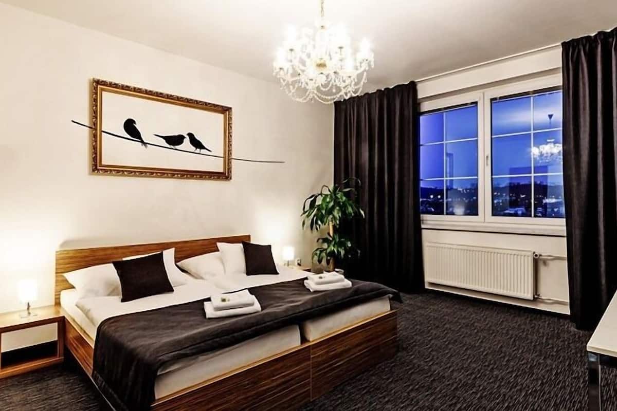 Quarto casal ou duplo conforto, vista para a cidade | Cofres nos quartos, escrivaninha, cortinas blackout